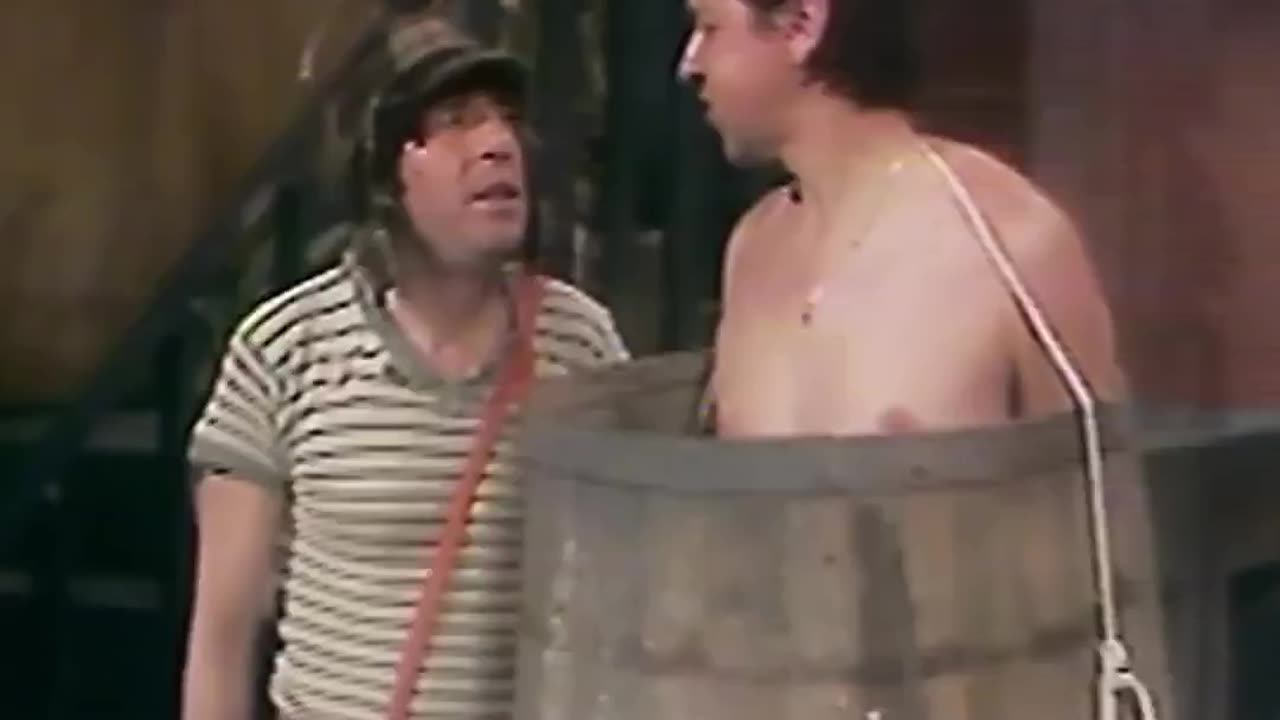 Don Ramón se viste con la ropa de Quico #ElChavodel8 #Chavoland #DonRamón #Quico.mp4