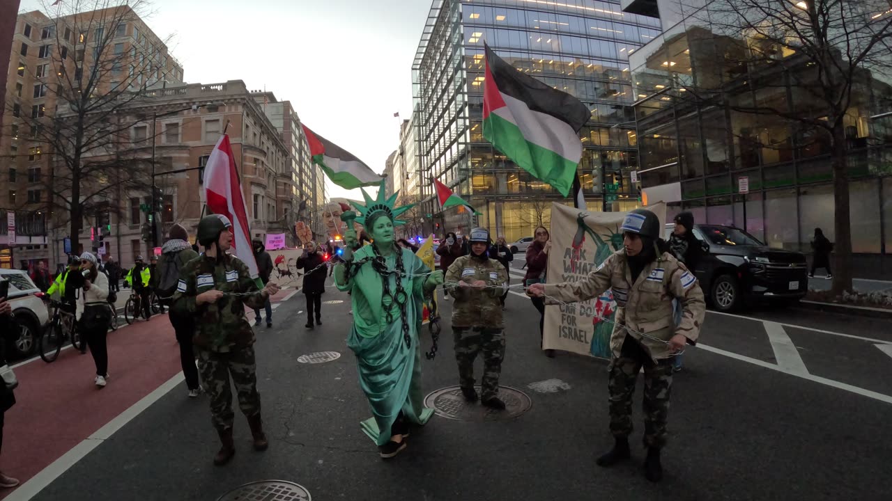 "Zionists" arrest and torture the "Statue of Liberty".