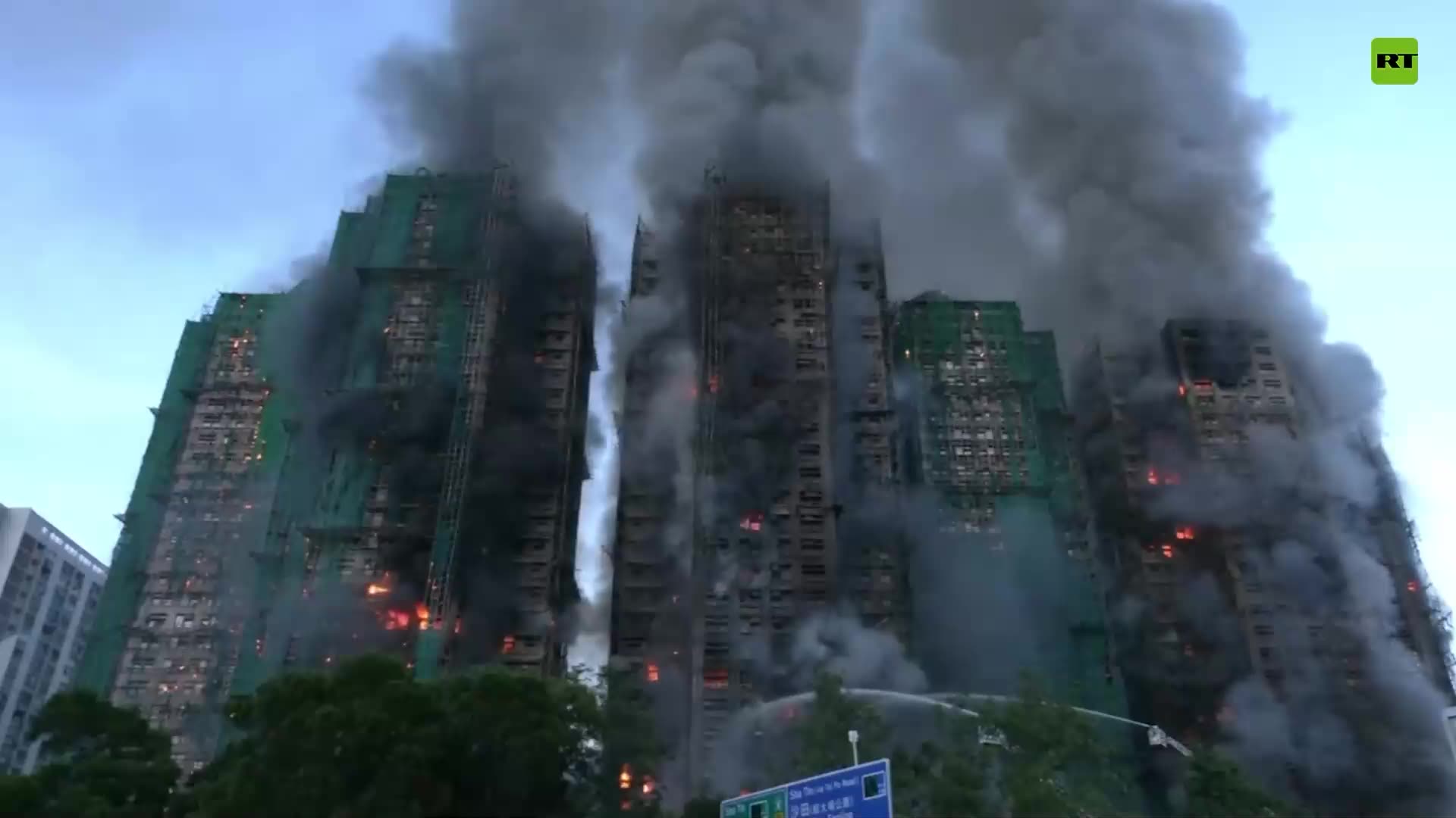 Incendio devora varios rascacielos residenciales en Hong Kong