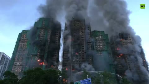 Incendio devora varios rascacielos residenciales en Hong Kong