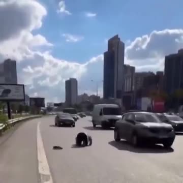 Il a des mosquées pour prier, des pays pour prier, mais il faut qu'il prie au milieu de la route🤔😡