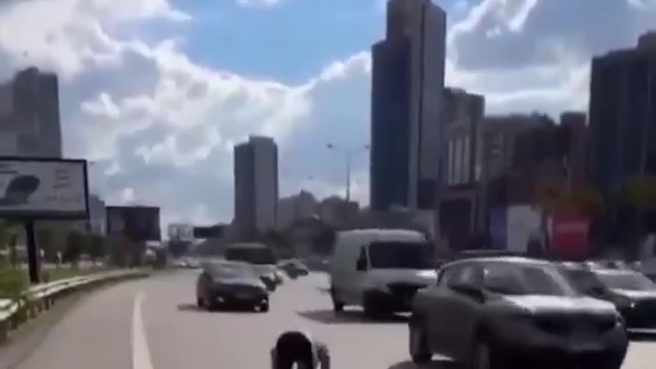 Il a des mosquées pour prier, des pays pour prier, mais il faut qu'il prie au milieu de la route🤔😡
