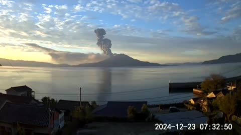 Spectacular footage of the eruption of the Skurujima volcano on the island of