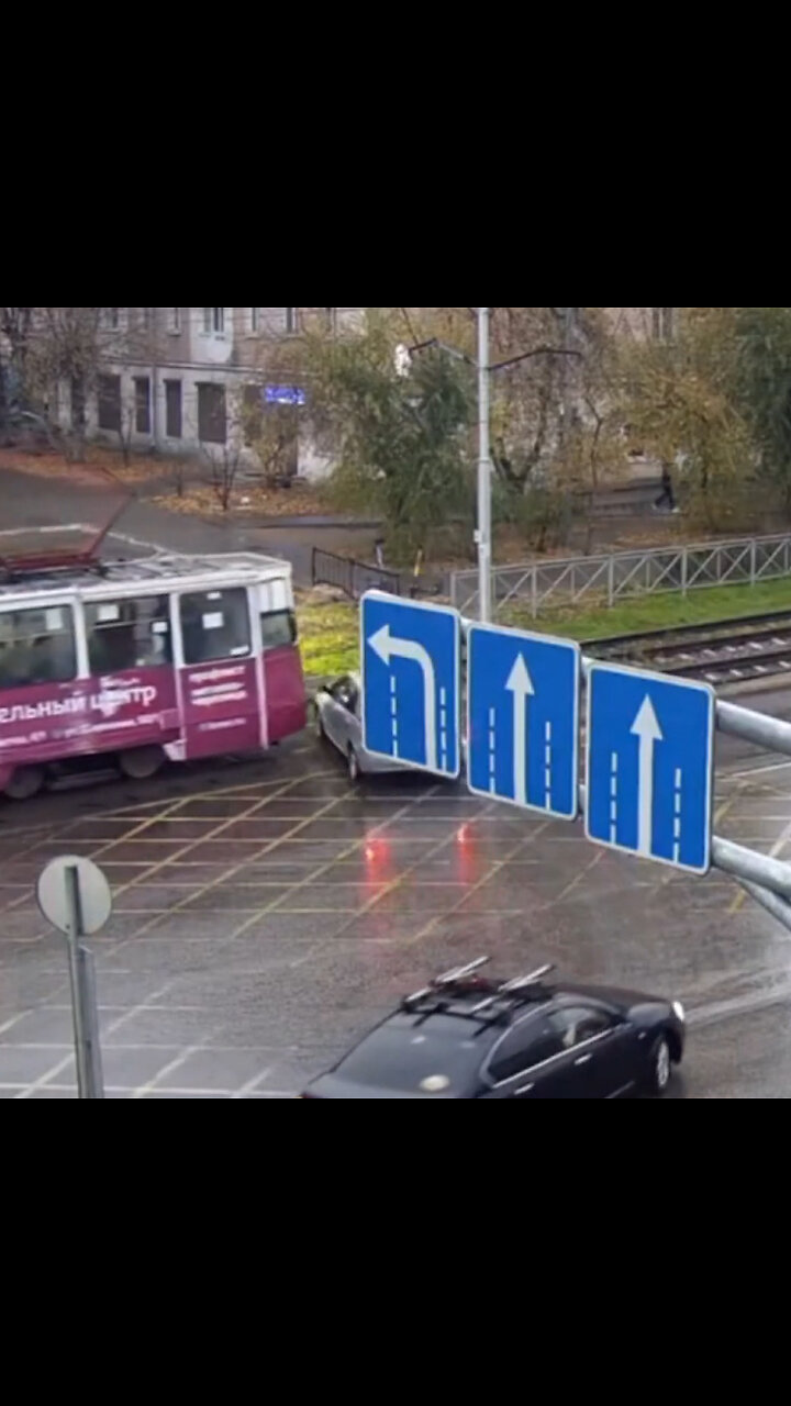 Intenta pasar justo enfrente de un tranvía y acaba así