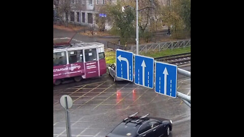 Intenta pasar justo enfrente de un tranvía y acaba así