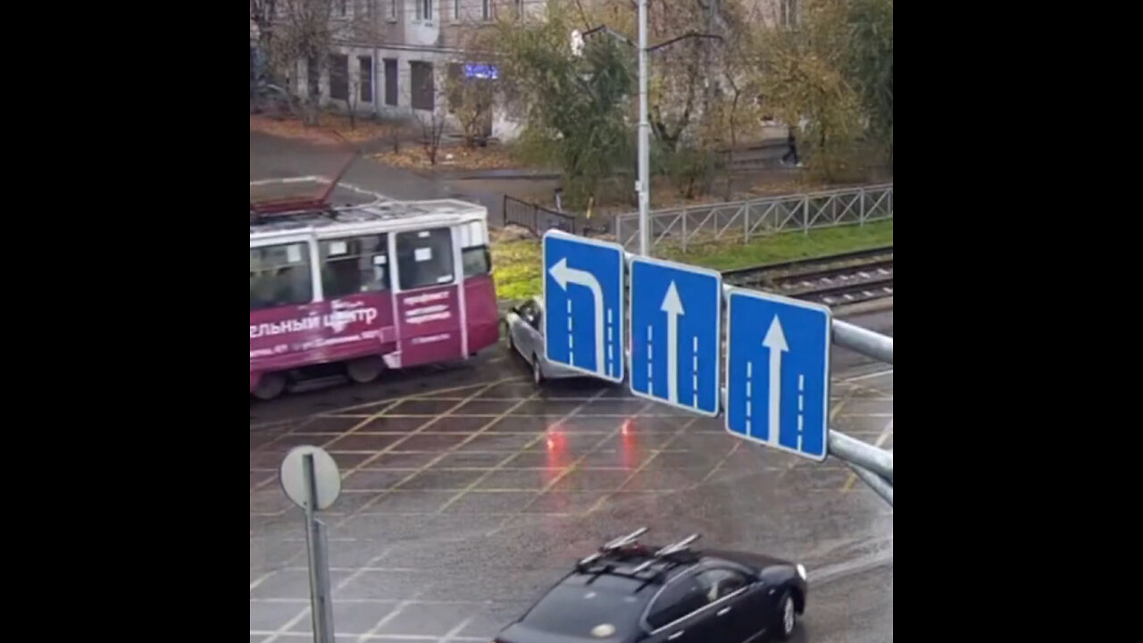 Intenta pasar justo enfrente de un tranvía y acaba así