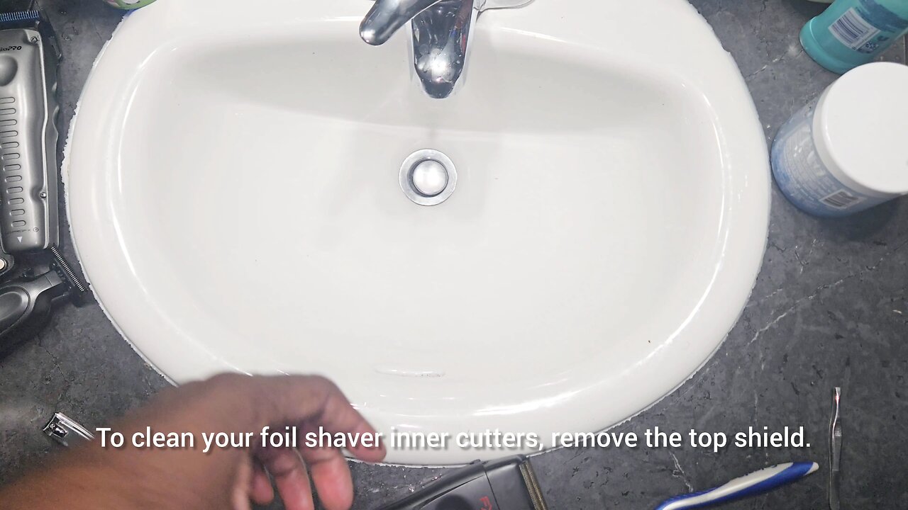How to clean a foil shaver