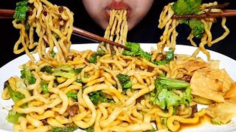 ASMR MUKBANG - CHICKEN NOODLES WITH LETTUCE
