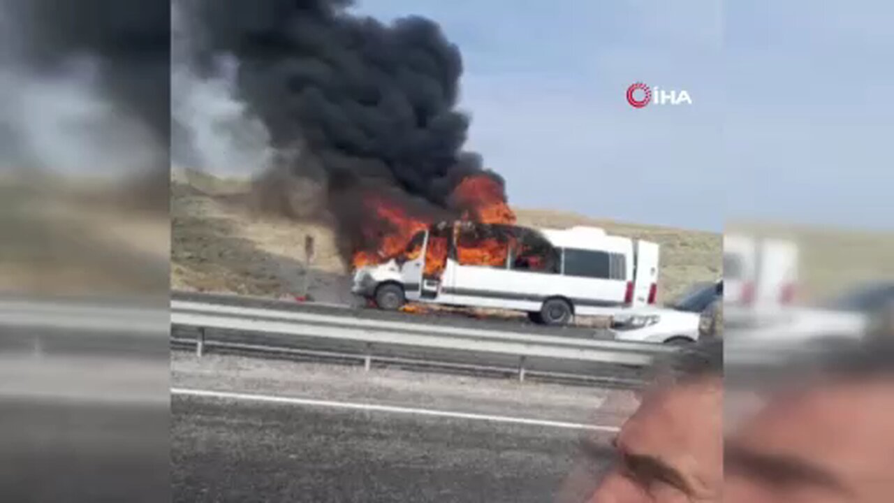 Seyir halindeki minibüs alev alev yandı