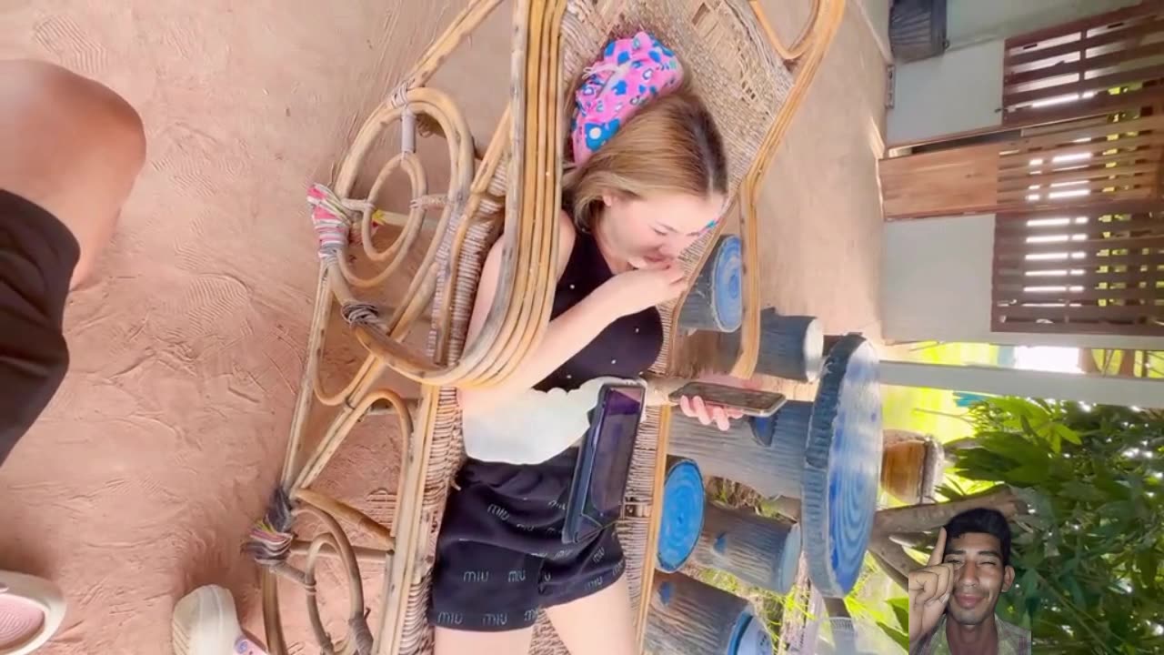 She is drinking coffee, hahaha!😱😱