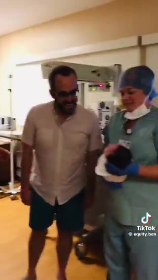 ゲイカップルに引き渡される新生児･･･