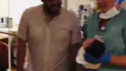 ゲイカップルに引き渡される新生児･･･