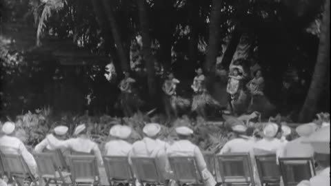 WAIKIKI BEACH; SUBS AT ... - WAIKIKI BEACH; SUBS AT NEW LONDON DOCK; FIRING TORPEDOES - 428-npc-3636