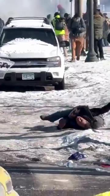 A leftist agitator tried picking up a FLASHBANG and throwing it back at federal agents