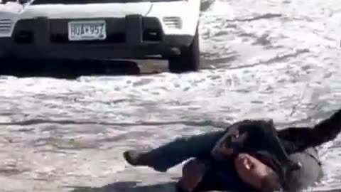 A leftist agitator tried picking up a FLASHBANG and throwing it back at federal agents