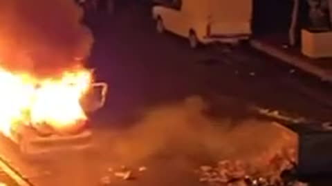 🇮🇷 🔥 Iran on Fire: In Tehran, tires are burning near the US embassy