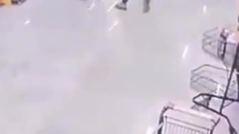 Shovel-wielding man attacks an innocent store manager