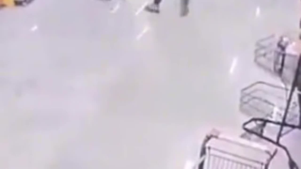 Shovel-wielding man attacks an innocent store manager