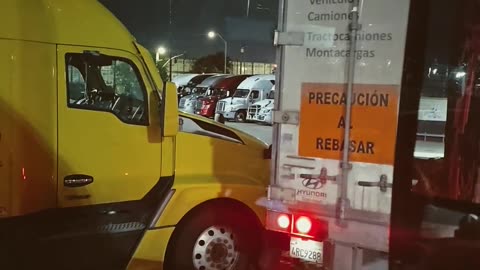 DONT HIT CRAP! #truckesvlogs #truckdriver #weather #longhaultrucker #truckdriverjobs #truckdriverjob