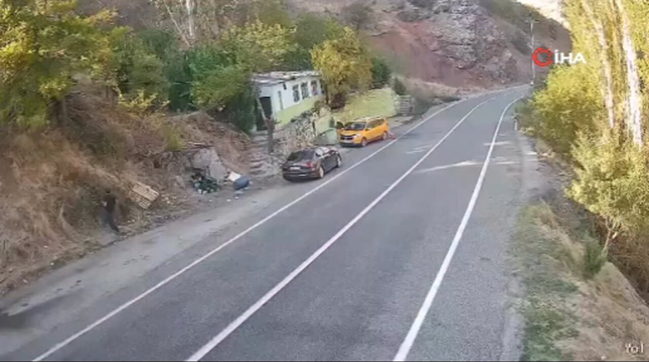 Dağdan yuvarlanan kaya parçası ev ve araçları teğet geçti: O anlar kamerada