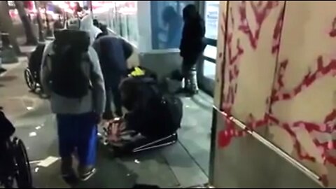 LOOTERS GATHER IN FRONT OF A WALGREENS TO SELL ITEMS THEY'VE JUST SHOPLIFTED 🤦🏻‍♀️