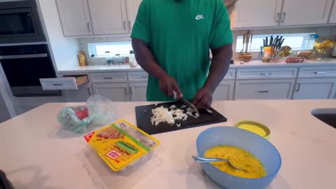 PAPA E TEACHES HOW TO MAKE DELICIOUS OMELLETE’S FOR BREAKAST 😋