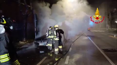 Avellino - Incendio di un’autovettura: intervento dei Vigili del Fuoco nella notte (05.02.25)