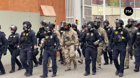 Heavy federal police presence tonight during the Antifa direct action at the ICE