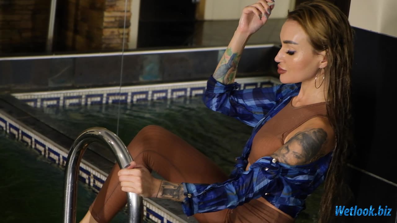 Wetlook girl in the pool