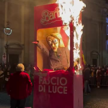 Left-wing terrorists burn a puppet portraying Giorgia Meloni: "Fascists on fire!"