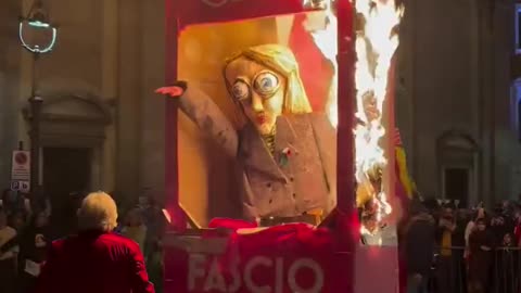 Left-wing terrorists burn a puppet portraying Giorgia Meloni: "Fascists on fire!"