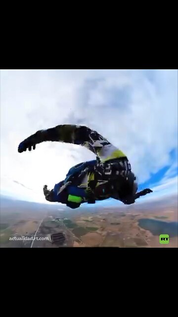 Prueba un paracaídas barato durante un salto