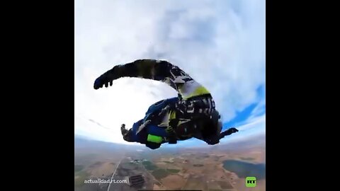 Prueba un paracaídas barato durante un salto