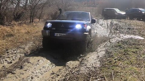 Mitsubishi Pajero Off-road vs mud