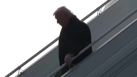 🚨 TIN NÓNG: Tổng thống Trump đã bước xuống khỏi chuyên cơ Air Force One tại Thụy Sĩ,