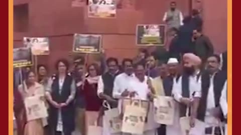 Priyanka Gandhi Leads 'INDIA' Bloc Leaders Protest Against Violence On Bangladeshi Hindus #shorts