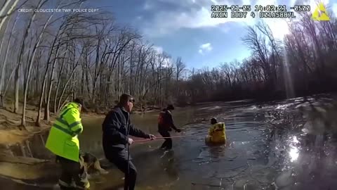 El momento en que una mujer y sus perros son rescatados tras caer a un arroyo parcialmente congelado