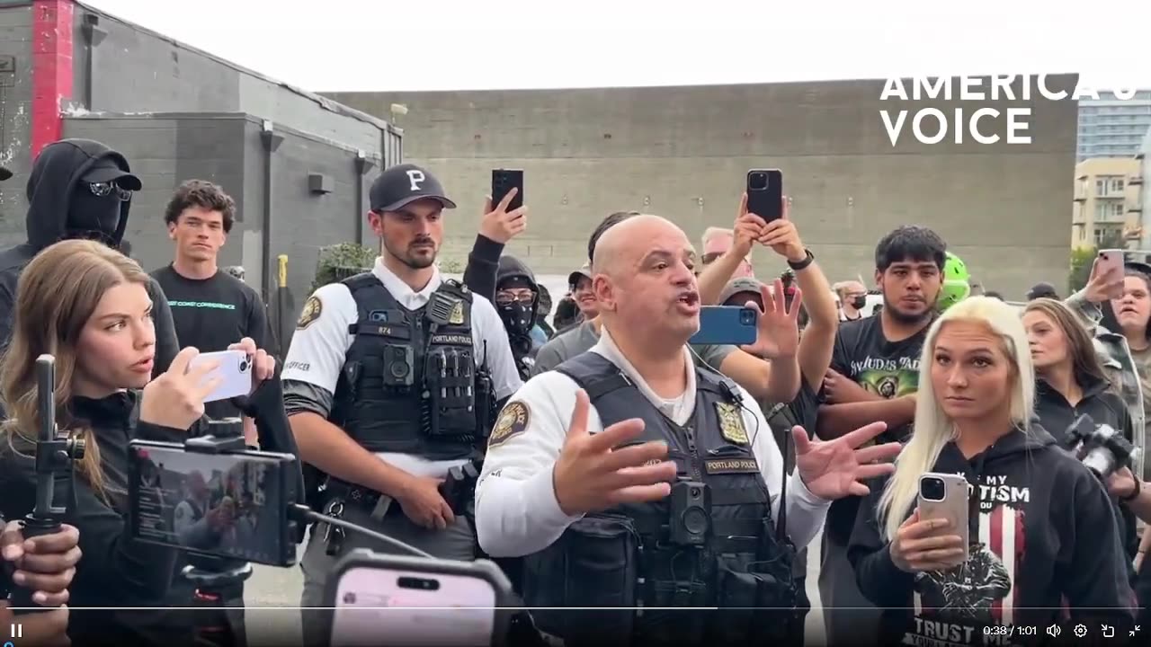 Sở Cảnh sát Portland tư vấn cho những kẻ khủng bố ANTIFA cách ngăn chặn quân đội liên bang.