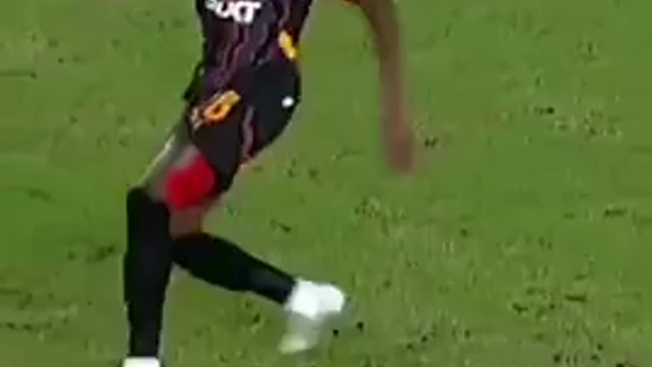 Victor Osimhen scores a bicycle kick