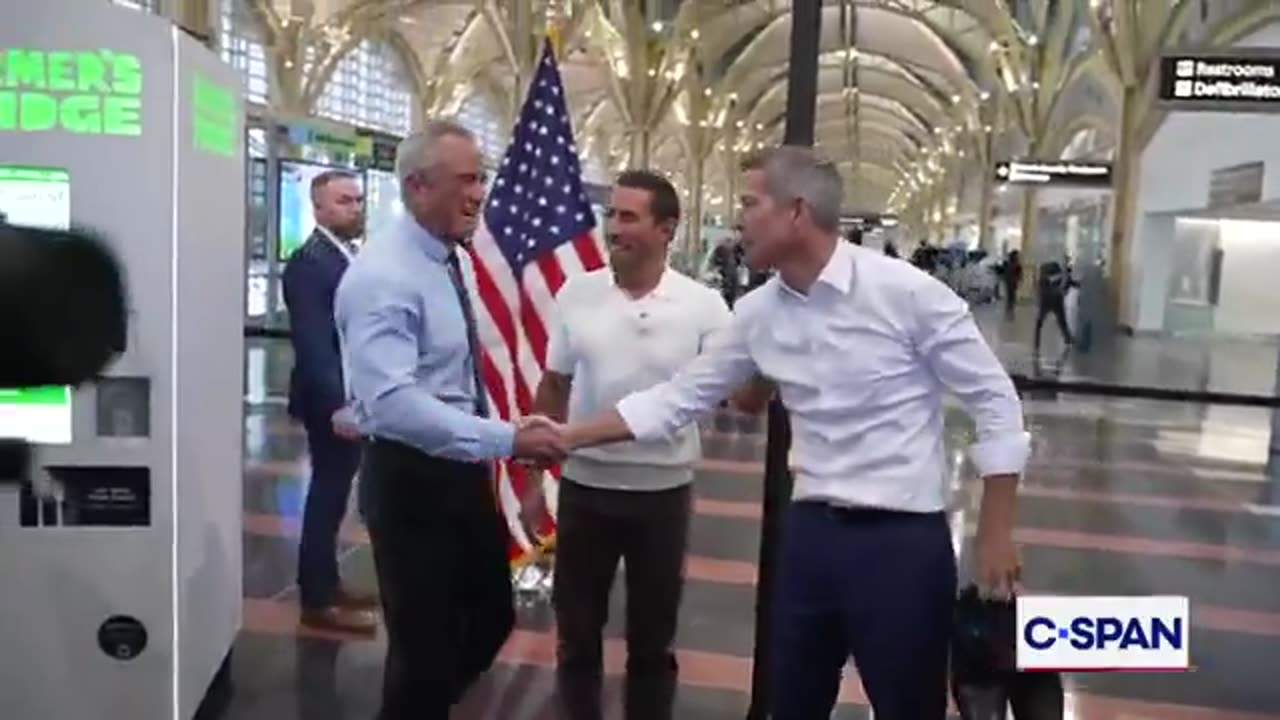 🚨🇺🇸 RFK JR. DOING 20 PULL-UPS AT 71 IS THE MOST HEALTH SECRETARY THING EVER