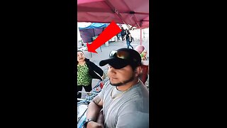 Mujer destruye un puesto por repartir comida a gente sin hogar