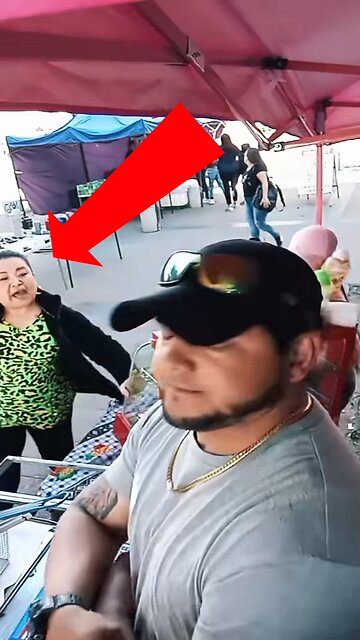 Mujer destruye un puesto por repartir comida a gente sin hogar