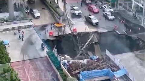 Bangkok sa prepadá pod zem – priamo pred očami ohromených okoloidúcich. Nie sú hlásené žiadne obete.