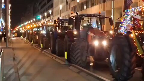 🎄🔥 Brussels 'holiday spirit': Farmers torch Christmas tree in EU
