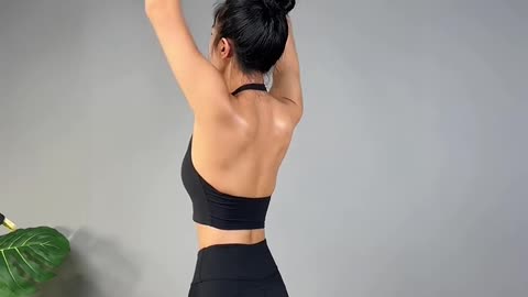 4 Daily Moves to Open Your Shoulders, Tone Your Back, and Sculpt a Beautiful Silhouette