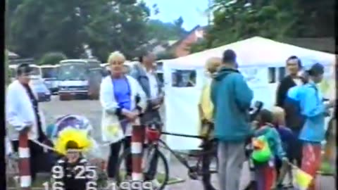 Przejazd kolumny z Papieżem Janem Pawłem II przez rynek w Starym Sączu. 16 czerwca 1999 roku.