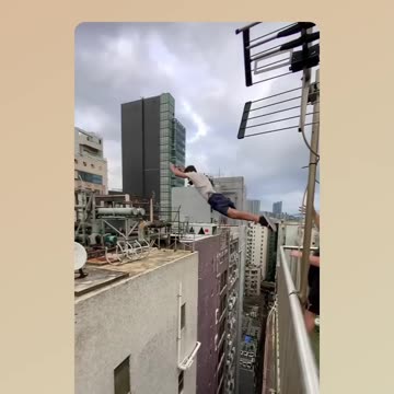 Juggling maniacs do parkour without limits - Total Emotion - 02