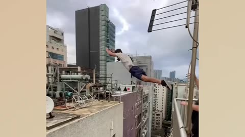 Juggling maniacs do parkour without limits - Total Emotion - 02