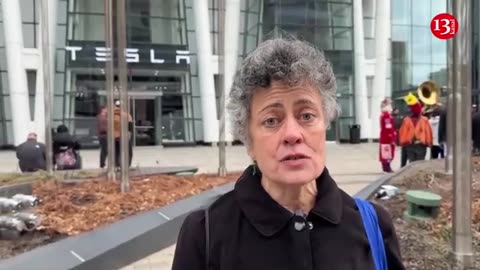 "Zelensky is a hero"- large protest against Trump and Musk in front of Tesla showroom in US