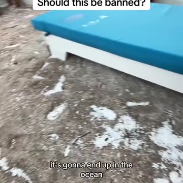 Influencerja publikon videon me plastikën kancerogjene që ka ‘pushtuar’ bregdetin shqiptar